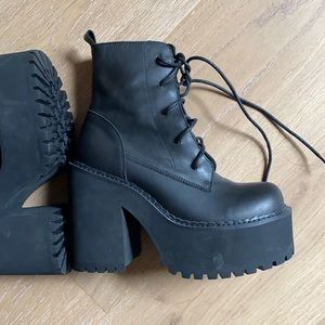 UNIF CHOKE BOOT BRAND NEW